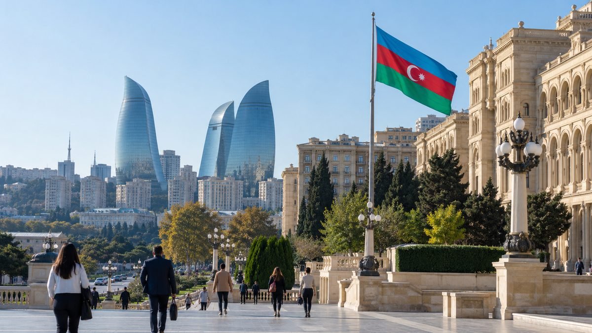 Bakü'de Alev Kuleleri manzarası önünde dalgalanan Azerbaycan bayrağı